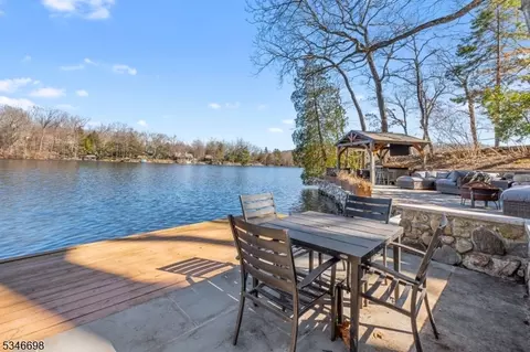 60 W Shore Dr, Bloomingdale Boro, NJ 07420 photo 4