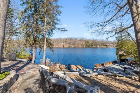 60 W Shore Dr, Bloomingdale Boro, NJ 07420 photo 2