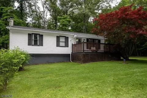 20 Eastbrook Ln, Newton, NJ 07860