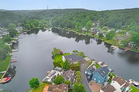7 Winona Trl, Lake Hopatcong, NJ 07849
