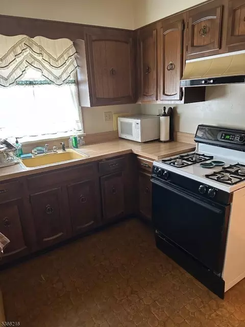 4 Hampton Pl, Nutley, NJ 07110 photo 3