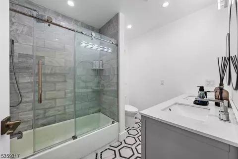 Bath - 190 Riverside Dr, Springfield, NJ 07081 photo 6 of 6