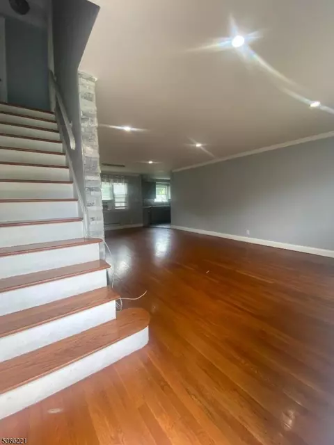 569 Berlant Ave, Roselle, NJ 07203