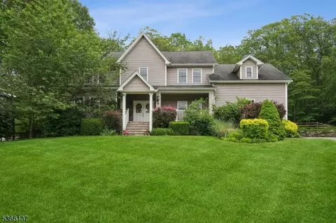 4 Knollwood Ln, Stockholm, NJ 07460