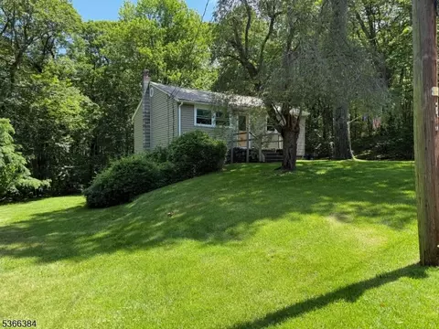 39 Chickadee Ln, Hewitt, NJ 07421