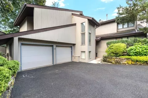 29 Stonegate Dr, Watchung, NJ 07069