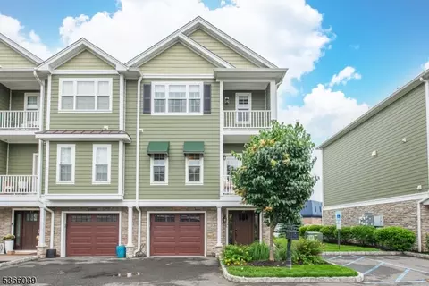 15 Chaz Way, Fairfield, NJ 07004