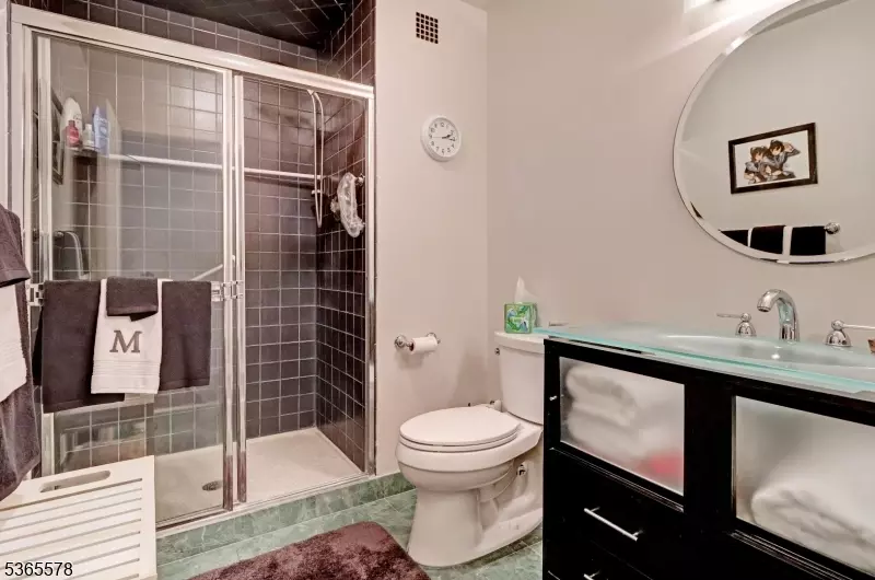 Bath - 2 Claridge Dr 7lw, Verona, NJ 07044 photo 2 of 2