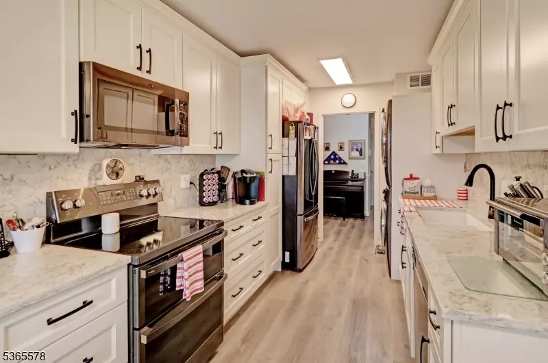 Kitchen - 2 Claridge Dr 7lw, Verona, NJ 07044 photo 2 of 2