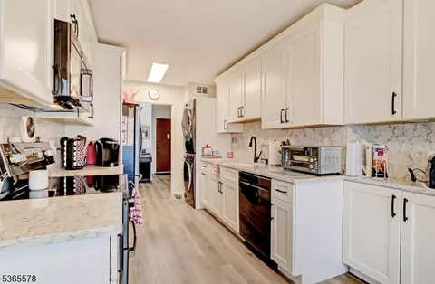 Kitchen - 2 Claridge Dr 7lw, Verona, NJ 07044 photo 1 of 2