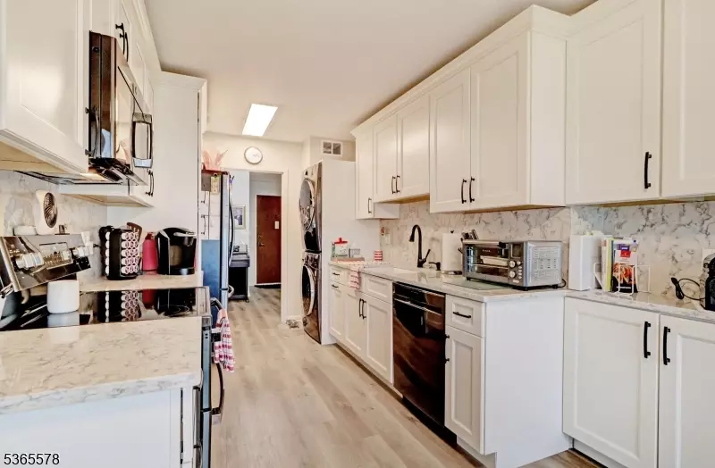 Kitchen - 2 Claridge Dr 7lw, Verona, NJ 07044 photo 1 of 2