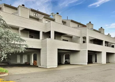 801 Spinnaker Ct, Secaucus, NJ 07094