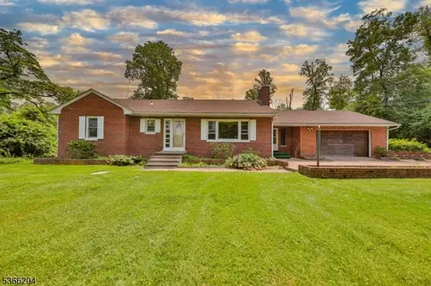 76 Hawks Schoolhouse Rd, Bloomsbury, NJ 08804