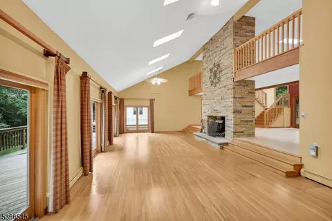 86 Underrock Rd, Sparta, NJ 07871