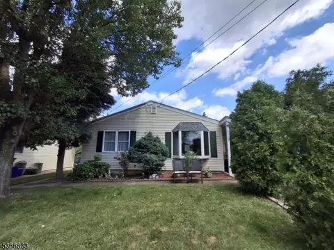 85 Pinetree Dr, Parlin, NJ 08859