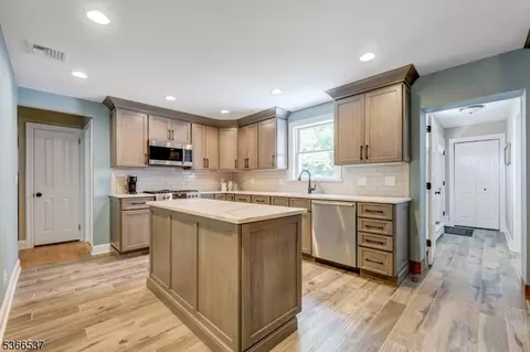 19 Mountain Ridge Dr, Wayne, NJ 07470 photo 6