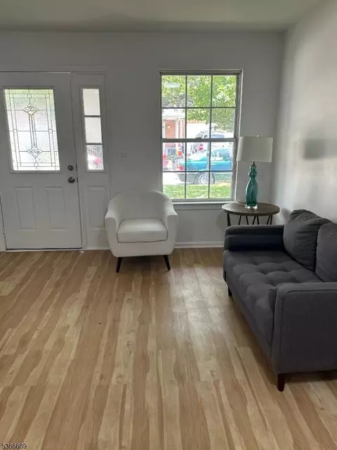 28 Delavan Ct, New Brunswick, NJ 08901