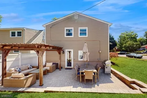 82 Garden St, Edison, NJ 08817
