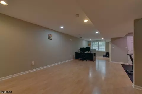 140 Levinberg Ln, Wayne, NJ 07470 photo 32