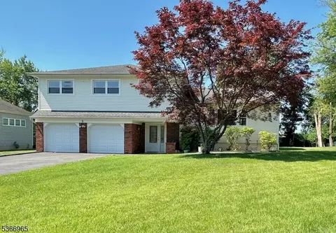 8 Sunset Dr, Whippany, NJ 07981