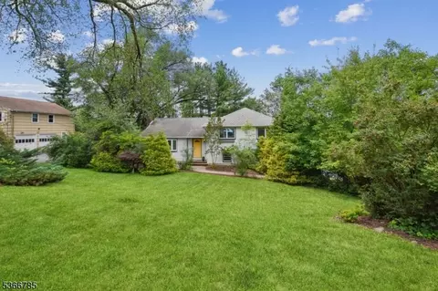 39 Prospect Rd, Livingston, NJ 07039