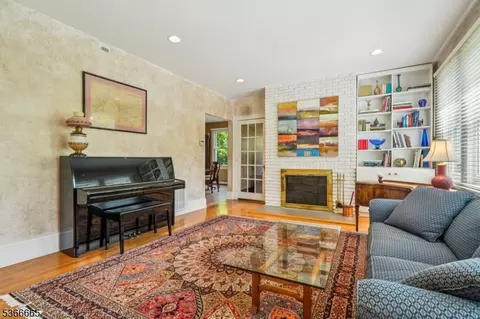 29 Maple Ter, Millburn Twp, NJ 07041 photo 3