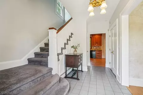 29 Maple Ter, Millburn Twp, NJ 07041 photo 2