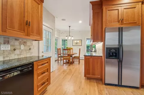 29 Maple Ter, Millburn Twp, NJ 07041 photo 5