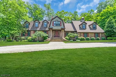 8 Old Dutch Rd, Warren, NJ 07059