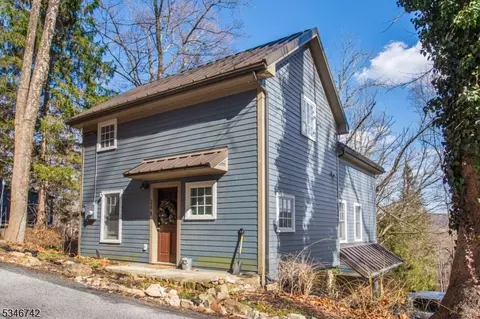 28 Middle Valley Rd, Long Valley, NJ 07853