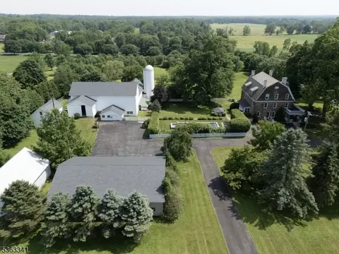 11 Wolverton Rd, Pittstown, NJ 08867