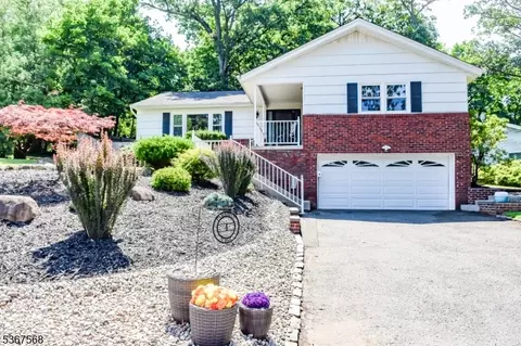 4 Parkway E, Caldwell, NJ 07006