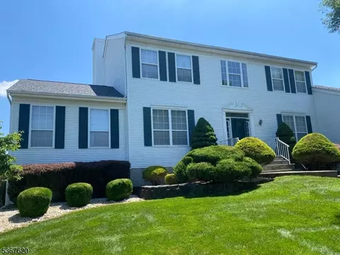 7 Country Woods Dr, Kendall Park, NJ 08824