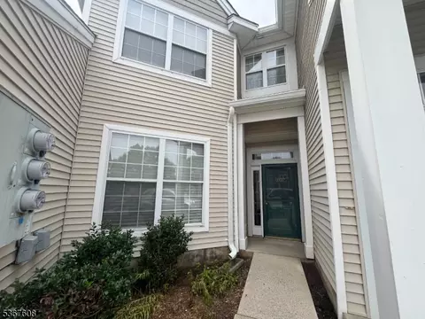 1002 Deerhaven Ter, Stewartsville, NJ 08886