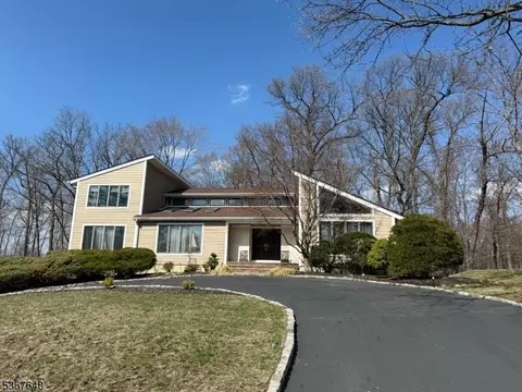 17 Aspen Dr, Livingston, NJ 07039