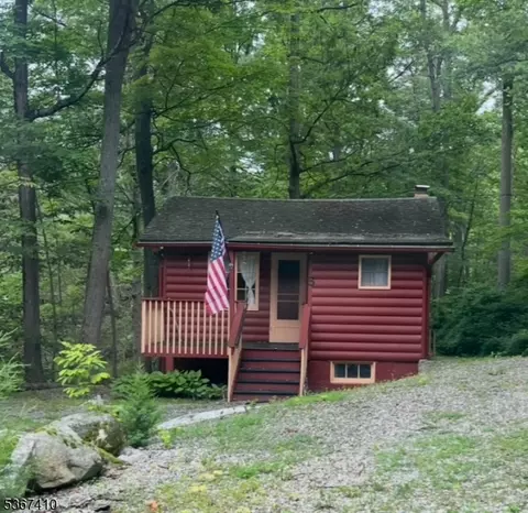 5 Maple Rd, Sussex, NJ 07461