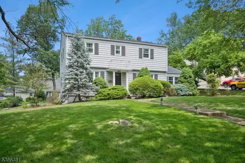 1 Hillary Ct, Livingston, NJ 07039