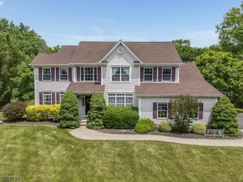 17 Beaver Creek Dr, Flemington, NJ 08822