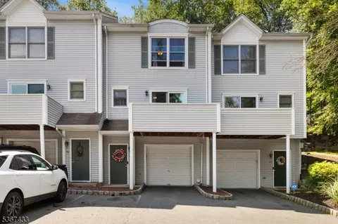 34 Woods Edge Dr, Rockaway, NJ 07866