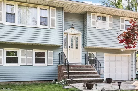 16 Kerschner Ln, East Brunswick, NJ 08816