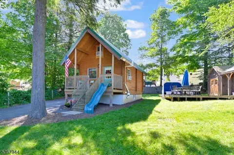116 Point Breeze Dr, Hewitt, NJ 07421