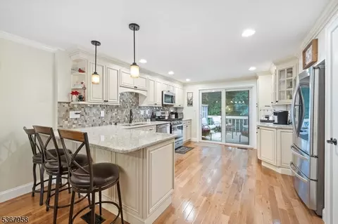 17 Quail Ct, Hamburg, NJ 07419