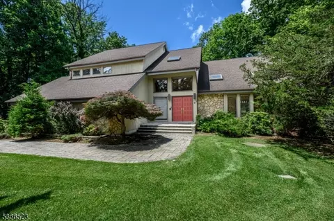 2 Malibu Dr, Sparta, NJ 07871