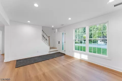 27 Laytham Dr, Wayne, NJ 07470 photo 4
