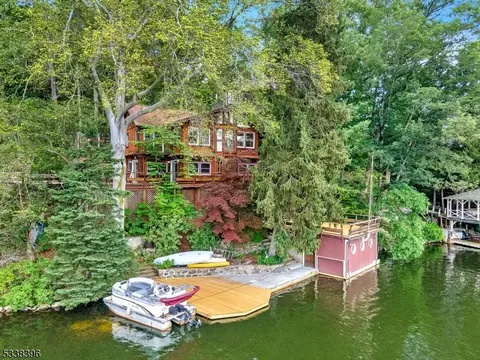 148 Pine Tree Rd, Bloomingdale, NJ 07403