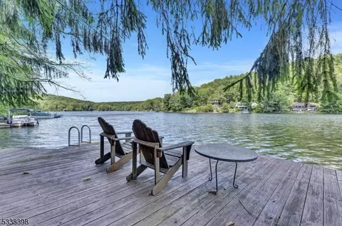 91 Wood Pl, Bloomingdale, NJ 07403