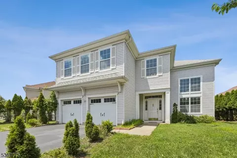 31 Dahlia Ct, Piscataway, NJ 08854