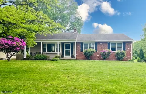 16 Featherbed Ln, Hopewell, NJ 08525