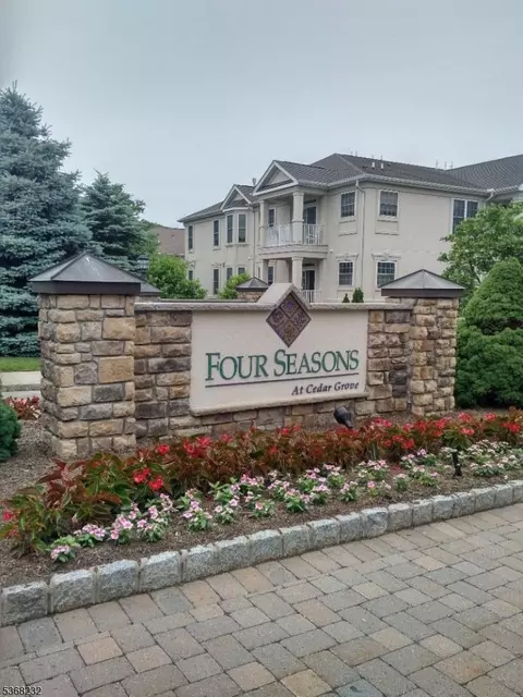 605 Holly Ln #605, Cedar Grove, NJ 07009