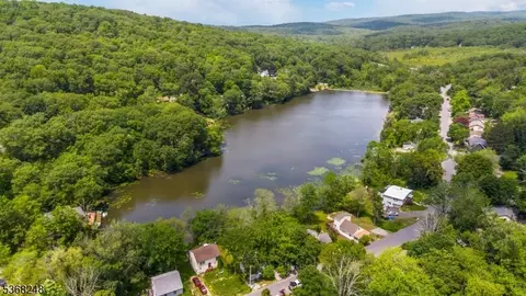 54 E Shore Trl, Stockholm, NJ 07460